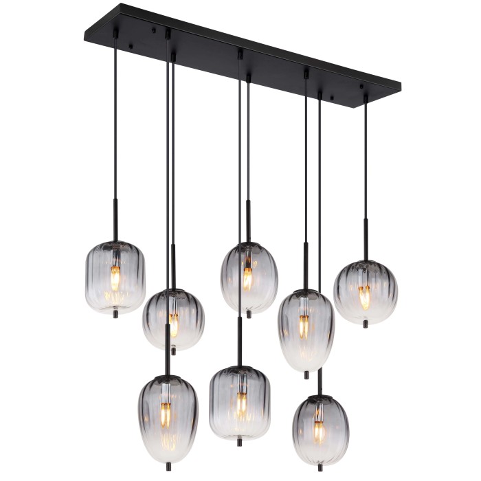 Lampada a sospensione moderna con sette paralumi in vetro grigio per un'illuminazione elegante.