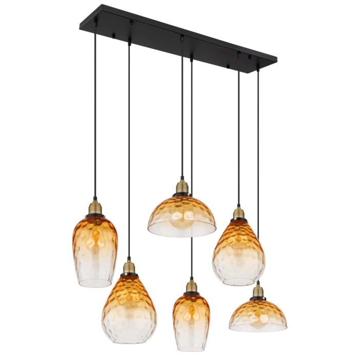 Lampada a sospensione multipla con paralumi in vetro ambrato.