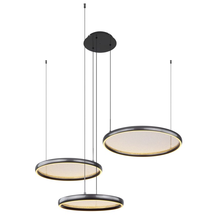 Lampada a sospensione moderna con tre paralumi rotondi disposti a diverse altezze.