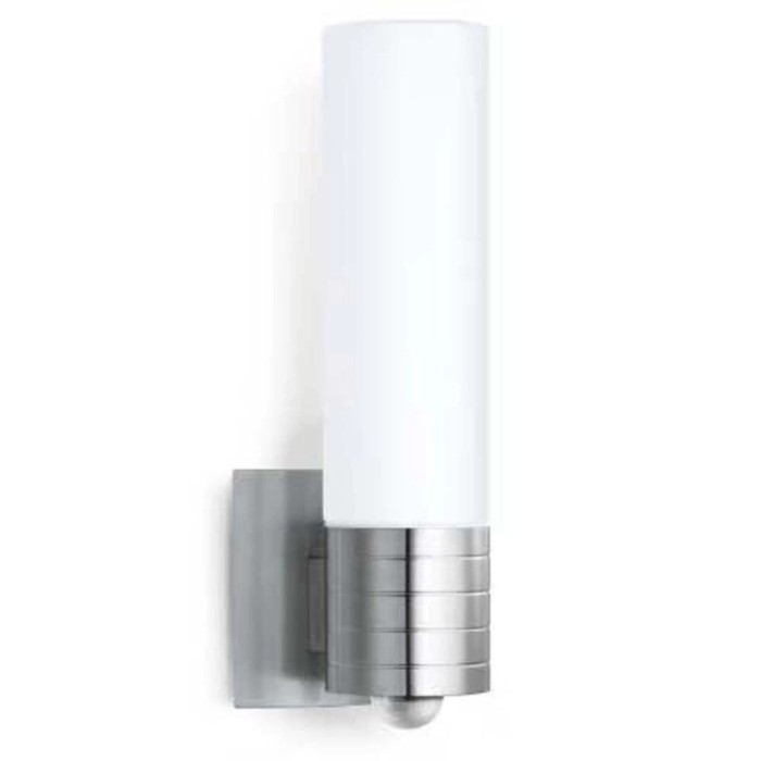 Applique da esterno a LED Steinel L 260 S in acciaio inox con sensore di movimento.