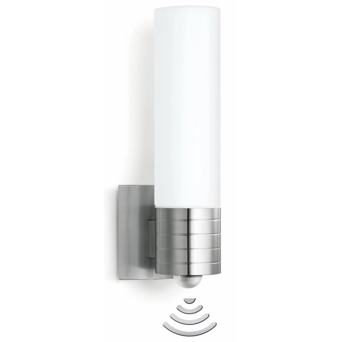 Lampada da esterno a LED Steinel L 260 S in acciaio inox con sensore di movimento per montaggio a parete.