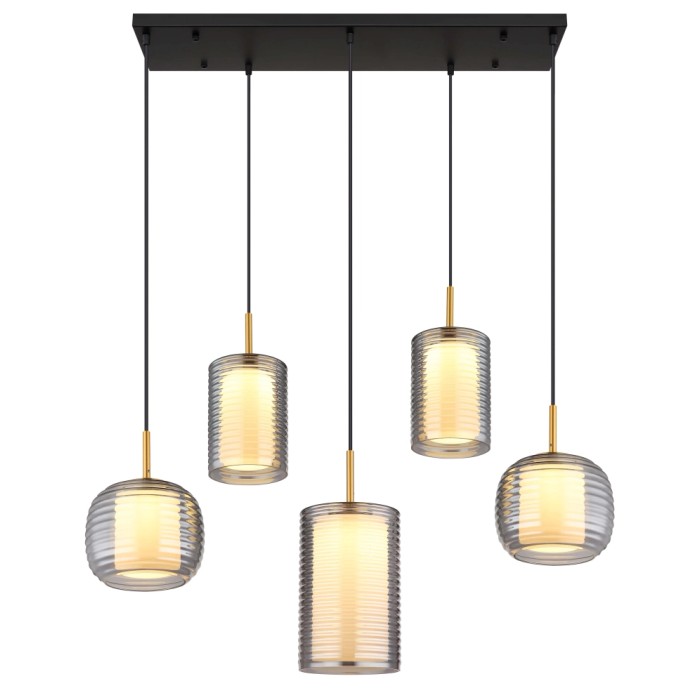 Moderna lampada a sospensione t.b.t. con cinque paralumi in vetro grigio a forma di cilindro e sfera.