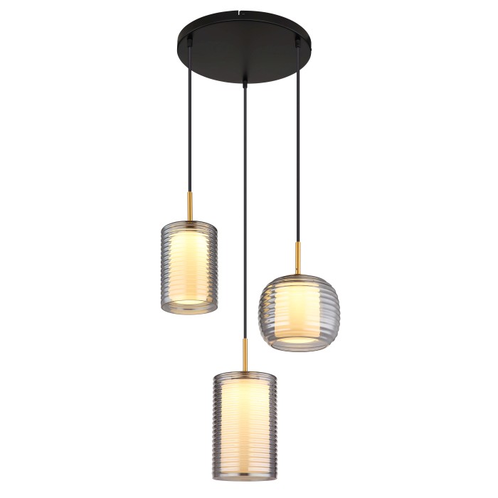 Lampada a sospensione moderna con tre paralumi a cilindro e a sfera per un'illuminazione elegante.