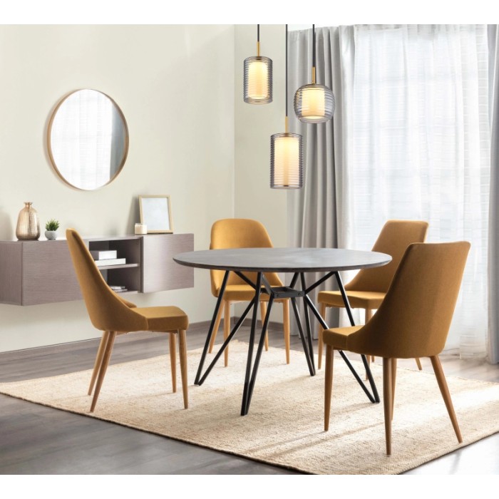 Set da pranzo con tavolo rotondo, gambe nere e sedie gialle sotto lampade a sospensione.