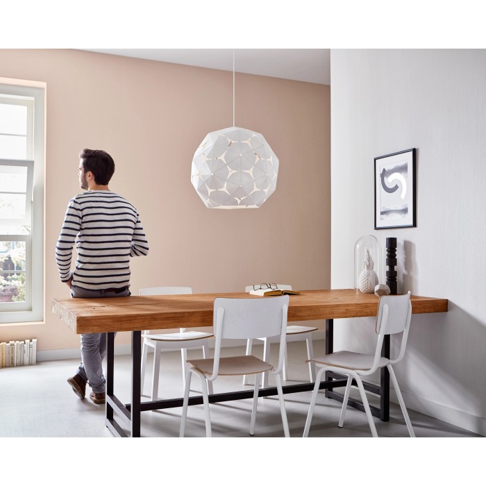 Lampada a sospensione bianca Philips Corkwood sopra il tavolo da pranzo. Lampada moderna per soggiorno con attacco E27.