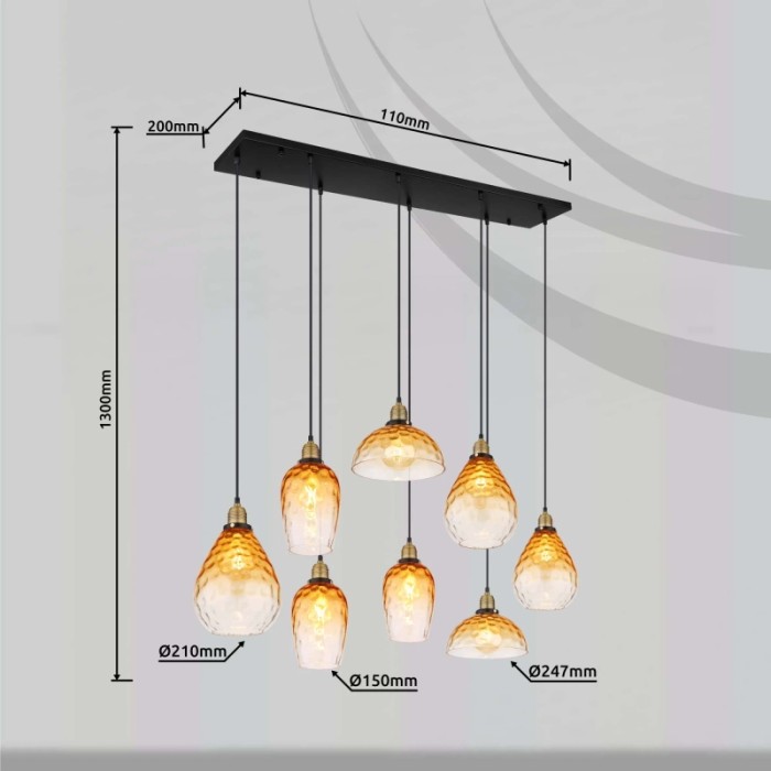 Lampada a sospensione moderna con 7 paralumi in vetro ambrato di diverse dimensioni.