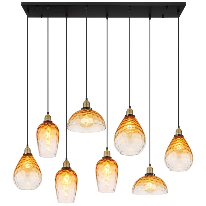 Moderna lampada a sospensione con sette paralumi in vetro ambrato, un elemento d'attrazione nella stanza.