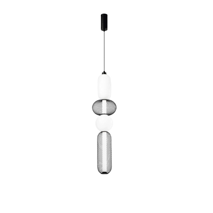 Lampada a sospensione moderna con sfere di vetro bianche e griglie metalliche nere.