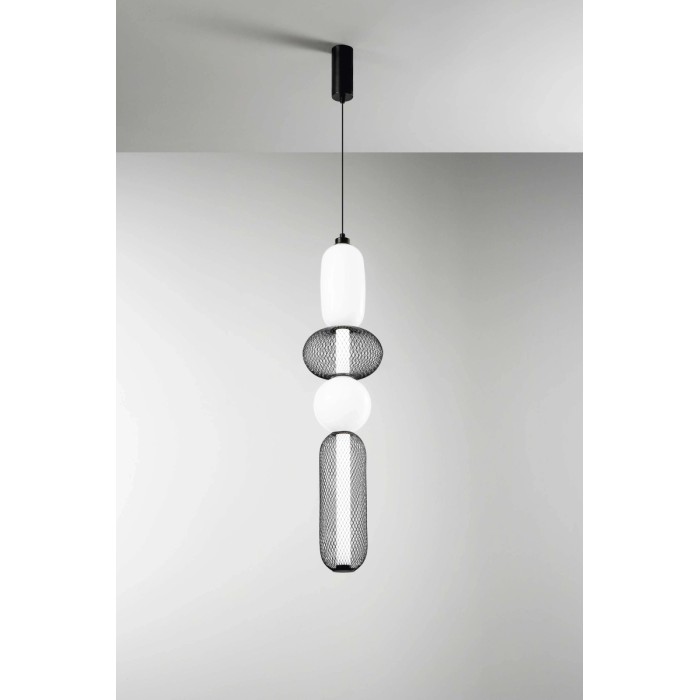 Moderna lampada a sospensione t.b.t. con sfere in vetro bianco ed elementi in metallo nero.