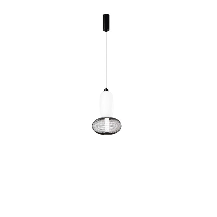 Moderna lampada a sospensione t.b.t. con paralume bianco e rete metallica nera.