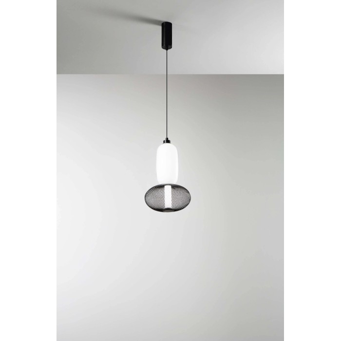 Moderna lampada a sospensione t.b.t. con vetro bianco e paralume in metallo nero.