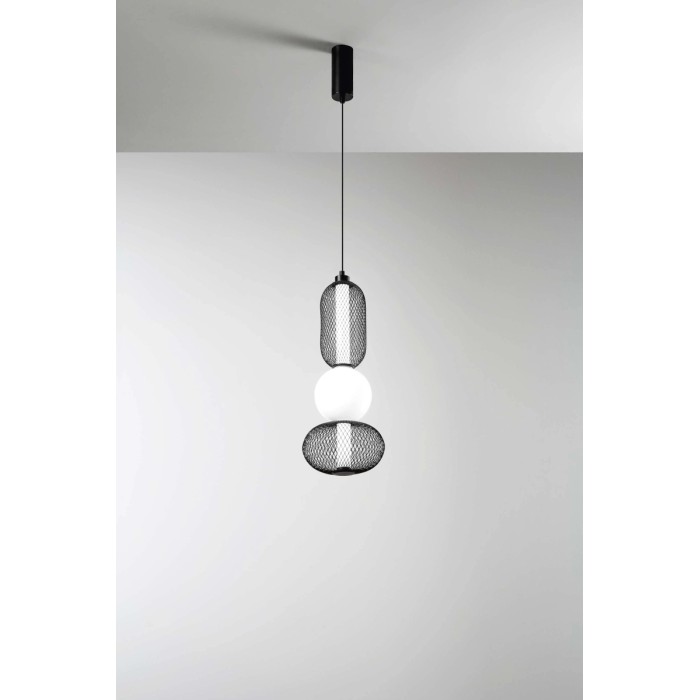 Lampada a sospensione moderna t.b.t. con maglia metallica nera e sfera bianca per spazi abitativi.