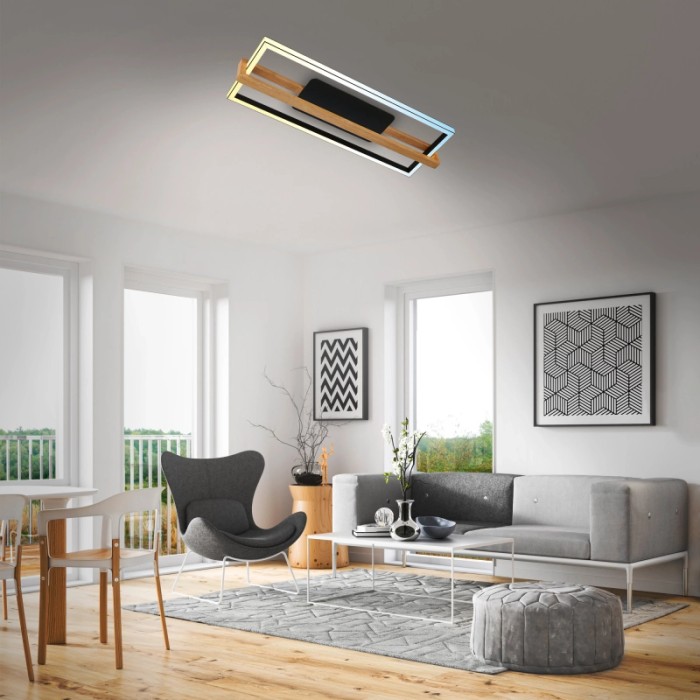 Plafoniera LED moderna t.b.t. con cornice in legno e cambio colore nel soggiorno.