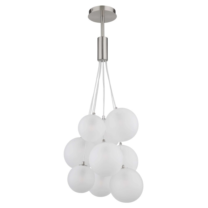 Lampada a sospensione moderna con paralumi a sfera bianchi multipli e sospensione color argento.