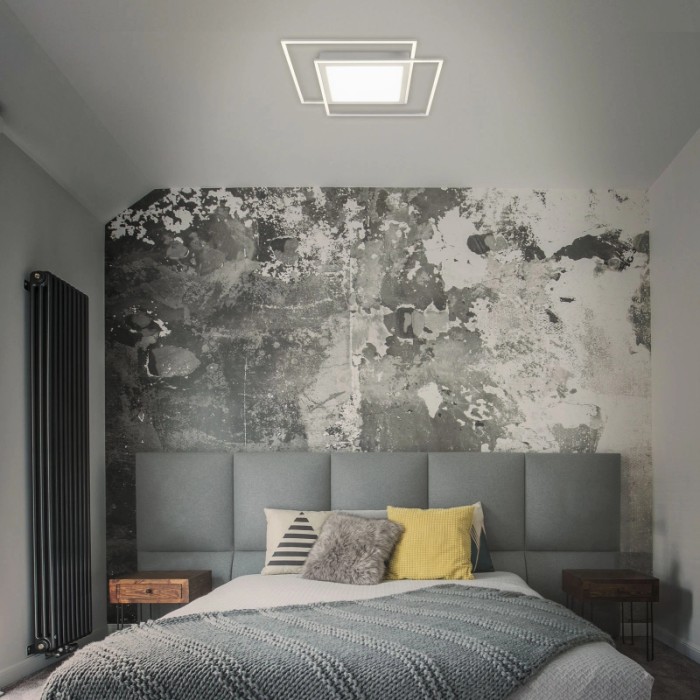 Plafoniera LED moderna t.b.t. con design quadrato per montaggio a soffitto.