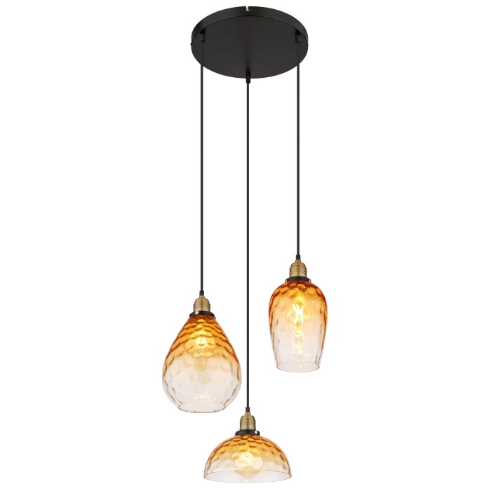 Lampada a sospensione a tre luci con paralumi in vetro ambrato.