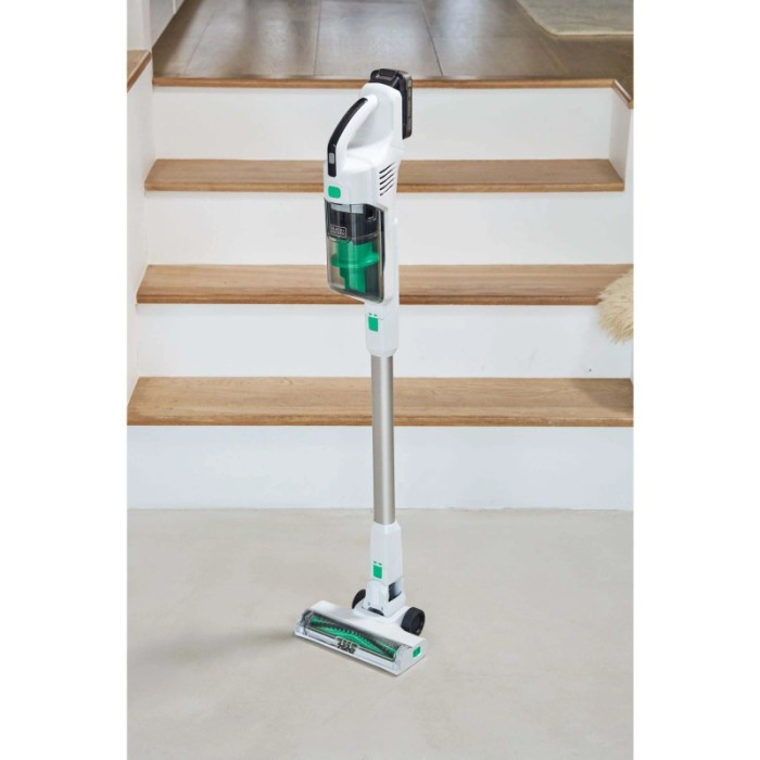 Aspirapolvere a batteria, bianco/argento, davanti alle scale. Ideale per pulire pavimenti duri e tappeti.