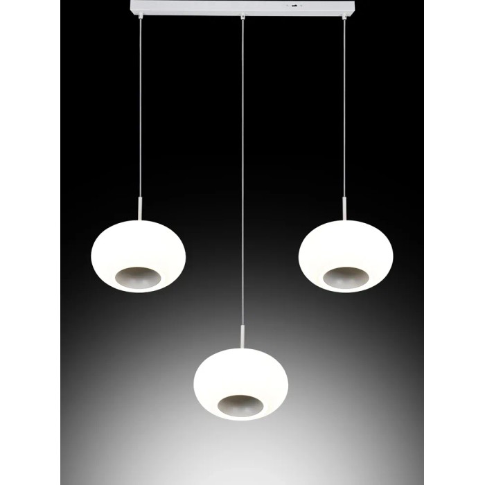 Lampada a sospensione bianca con tre paralumi rotondi per illuminazione soggiorno.