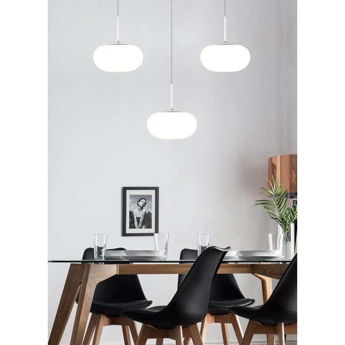 Tre moderne lampade a sospensione t.b.t. sopra il tavolo da pranzo. Eleganti lampade a sospensione per sala da pranzo.