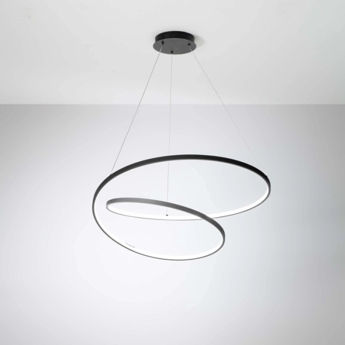 Moderna lampada a sospensione t.b.t. con due anelli neri. Elegante lampada a sospensione per interni.