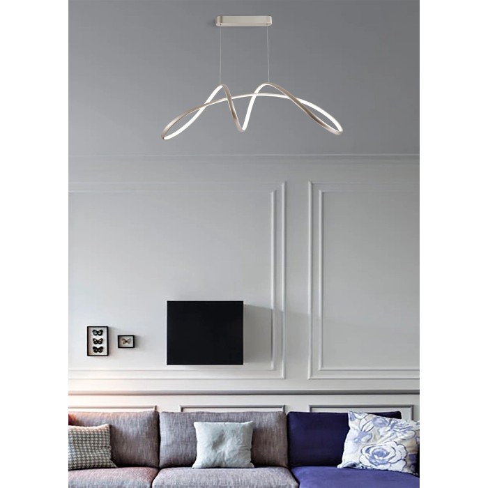 Moderna lampada a sospensione t.b.t. in soggiorno. Elegante lampada a LED per illuminazione di stile.