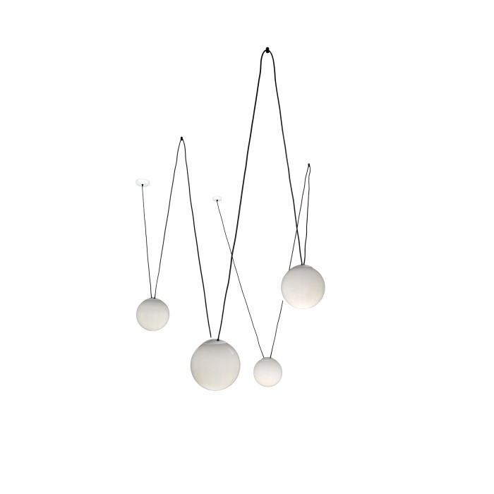 Moderna lampada a sospensione t.b.t. con paralumi a sfera bianca multipli.