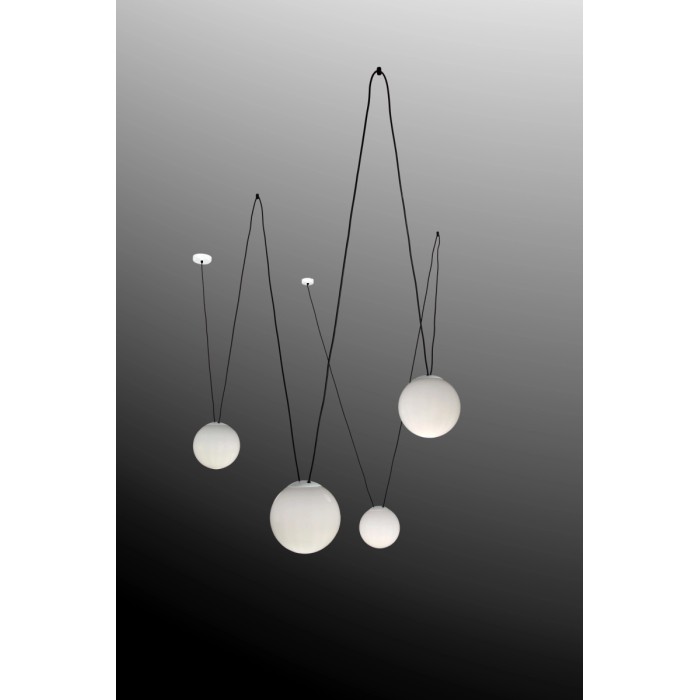 Lampada a sospensione moderna t.b.t. con paralumi sferici bianchi multipli di diverse dimensioni.