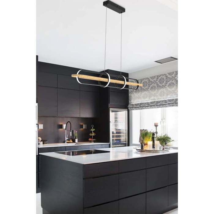 Moderna lampada a sospensione t.b.t. nera e effetto legno sopra un'isola di cucina.