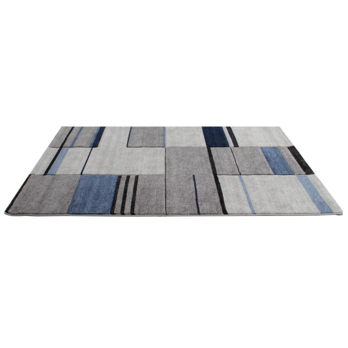 Tappeto moderno con motivo geometrico nei toni del grigio e del blu.