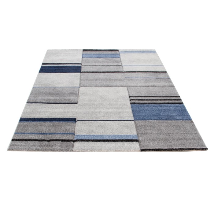 Tappeto moderno con strisce e rettangoli blu e grigi.