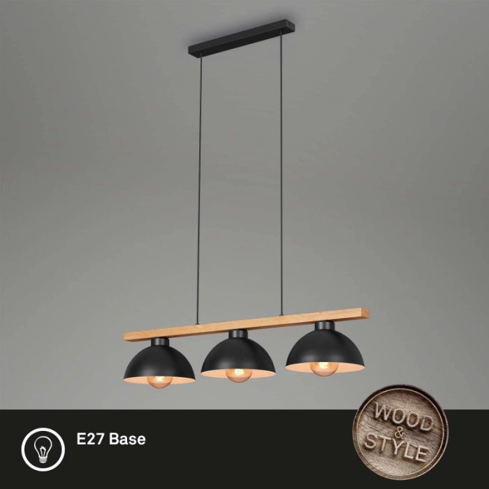 Lampada a sospensione moderna con tre paralumi neri e trave in legno.
