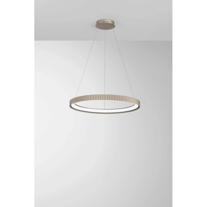 Moderna lampada a sospensione t.b.t. a forma di anello per un'illuminazione elegante.
