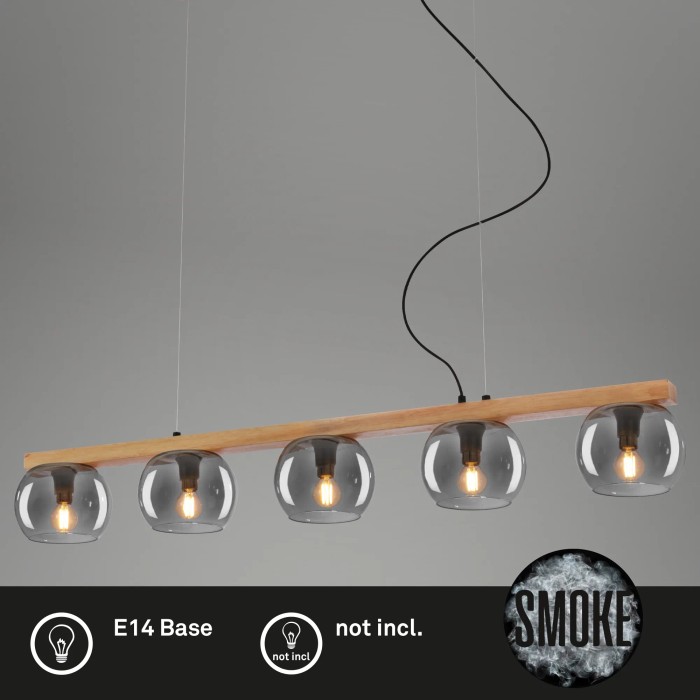 Lampada a sospensione moderna con cinque paralumi in vetro grigio e trave in legno.
