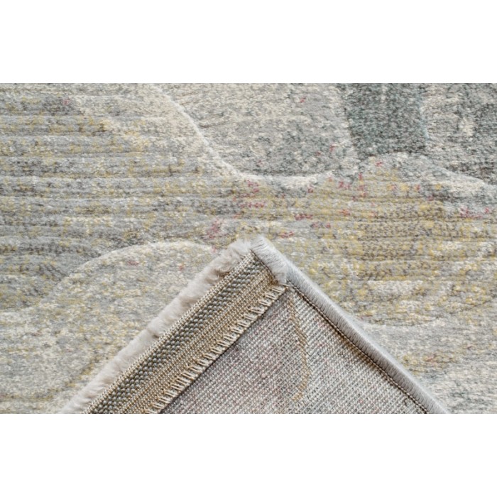 Tappeto moderno con motivo astratto nei toni del grigio e del beige.