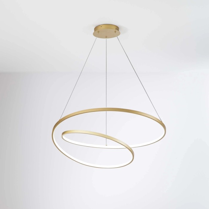 Lampada a sospensione a LED moderna color oro con design curvo per un'illuminazione elegante.