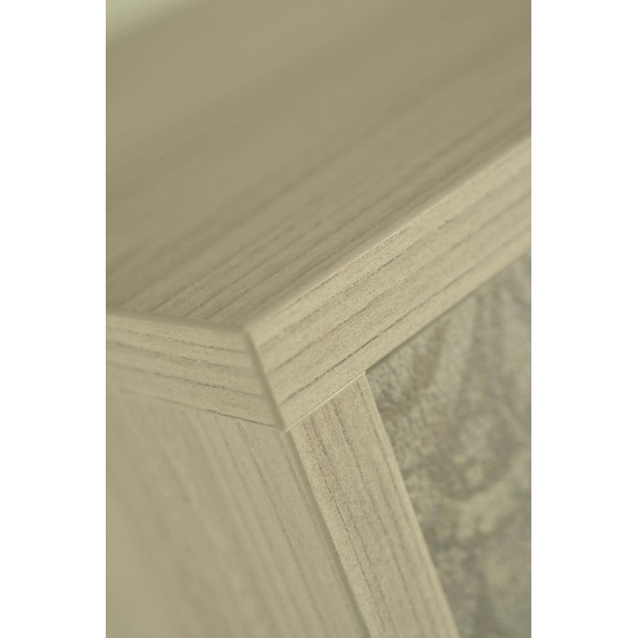 Dettaglio di una scarpiera (t.b.t.) con struttura in legno.
