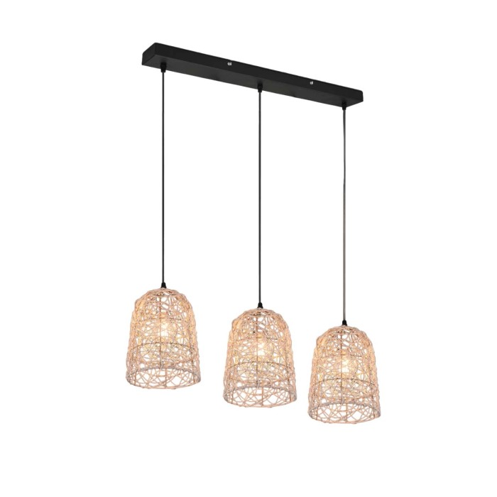Lampada a sospensione a tre luci con paralumi in fibra naturale per spazi abitativi.