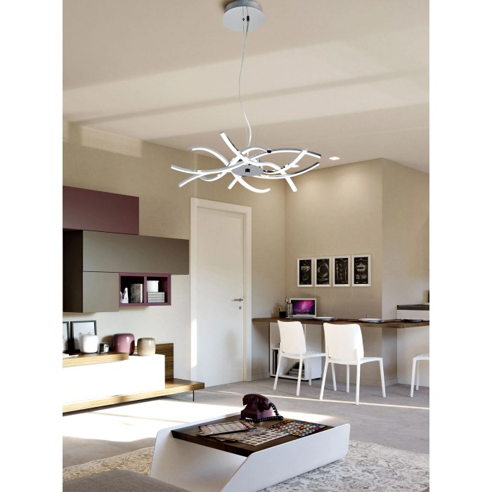 Moderna lampada a sospensione t.b.t. con elementi LED bianchi curvi in un soggiorno.