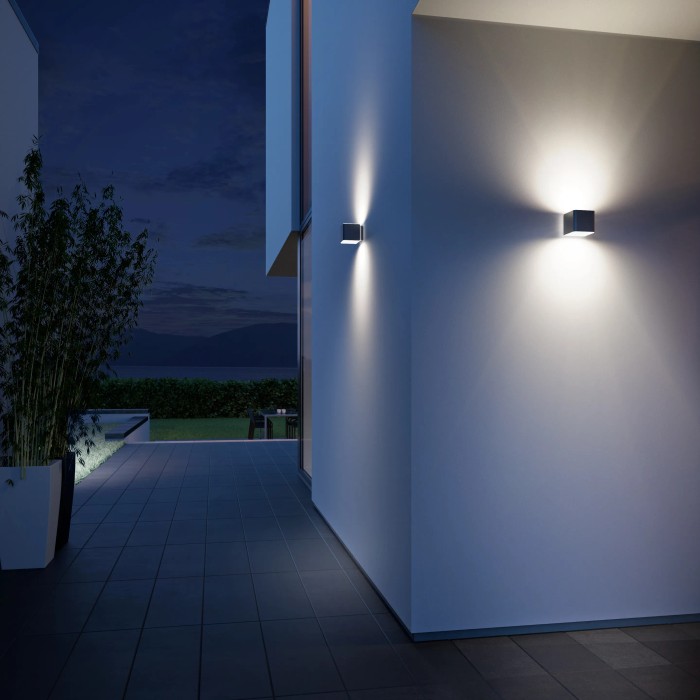 Due lampade da parete a LED Steinel L840 SC antracite su una parete esterna di una casa.