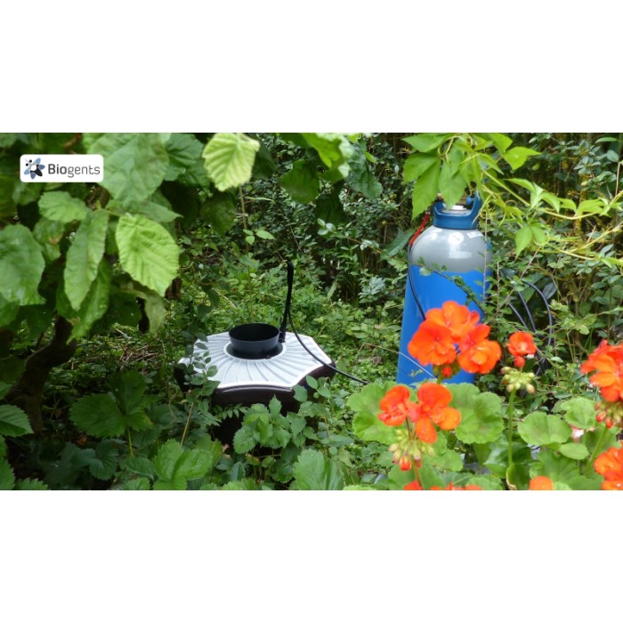 Trappola per zanzare Biogents BG-Mosquitaire in giardino, protezione dagli insetti senza insetticidi.