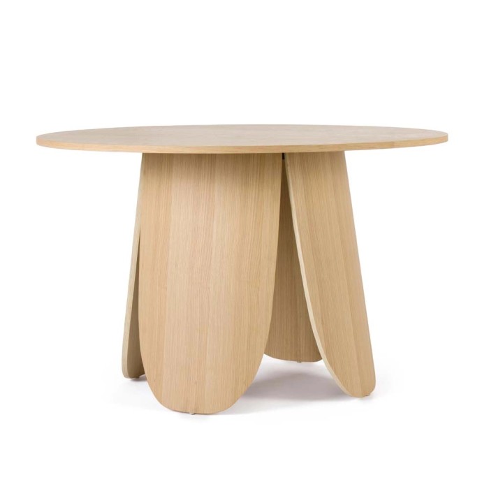 Tavolo da pranzo rotondo in legno chiaro con base particolare.