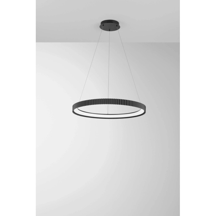 Lampada a sospensione a LED t.b.t. nera a forma di anello per interni.