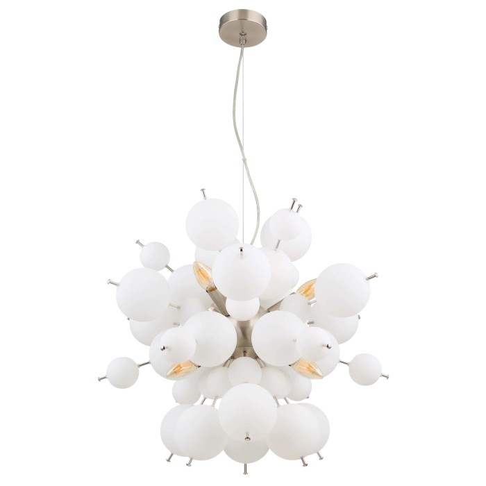 Lampada a sospensione moderna con paralumi a sfera bianchi, ideale per l'illuminazione del soggiorno.