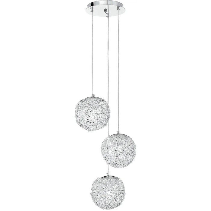 Lampada a sospensione moderna con tre sfere di cristallo per un'illuminazione elegante.