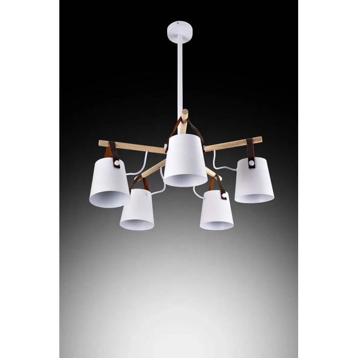 Lampada a sospensione moderna con sei paralumi bianchi e dettagli in legno.