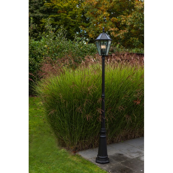 Lampada solare nera t.b.t. in giardino, illuminazione decorativa per esterni.