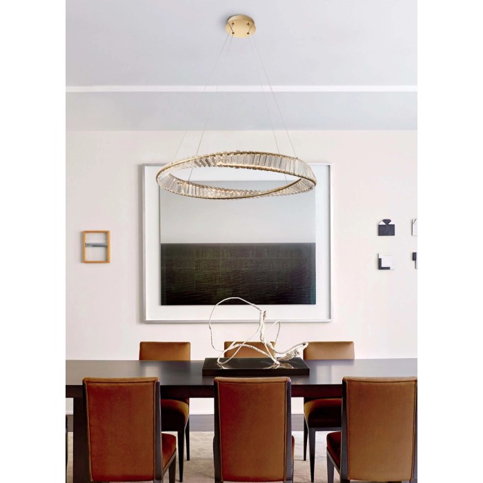 Elegante lampada a sospensione ad anello con elementi in vetro cristallo sopra il tavolo da pranzo.