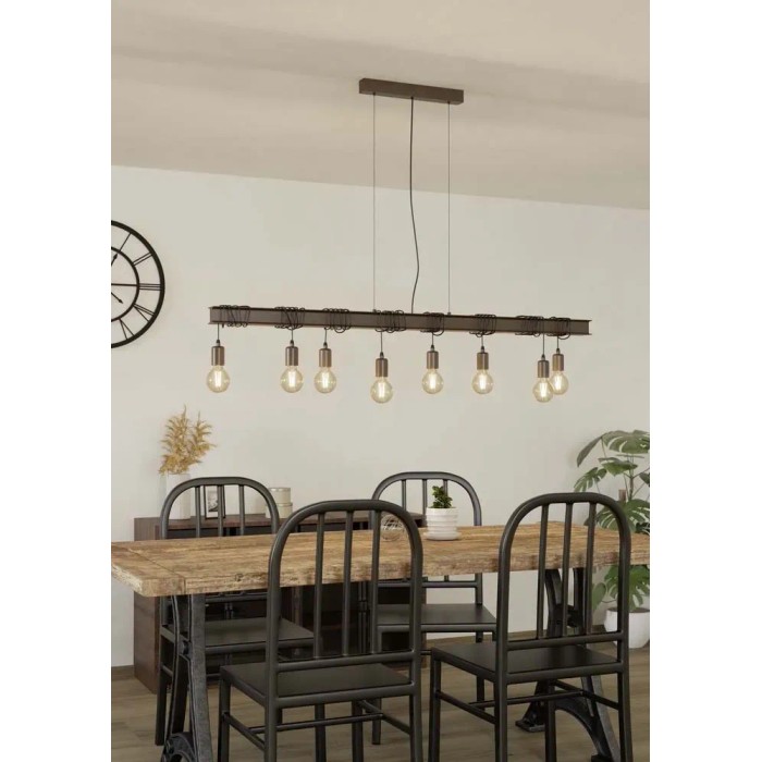 Lampada a sospensione a 8 luci Eglo Townshend 4 in marrone antico e nero sopra il tavolo da pranzo.