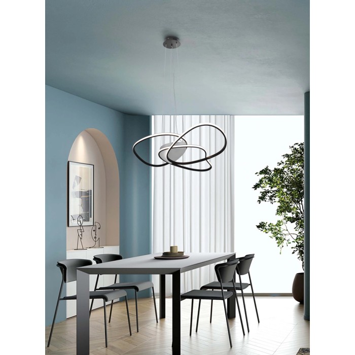 Moderna lampada a sospensione t.b.t. in sala da pranzo, lampada di design per illuminazione elegante.