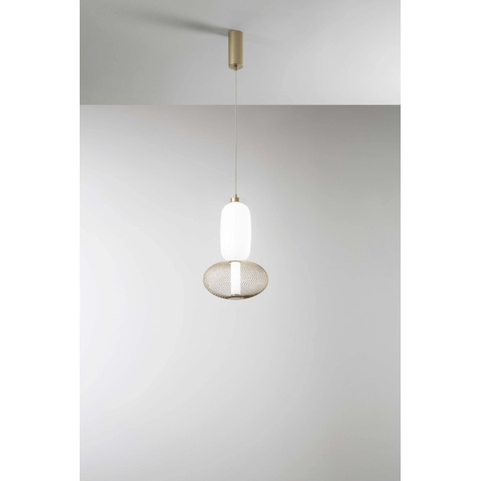 Lampada a sospensione moderna con vetro bianco e rete metallica color oro.